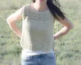 Jersey dos agujas verano, tejido a mano con un diseño calado en el cuello. Perfecto para días soleados.