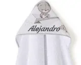 Capa de baño para bebé con osito y avión de papel. Las medidas de esta capa de baño para bebé son ideales para envolver a tu pequeño.