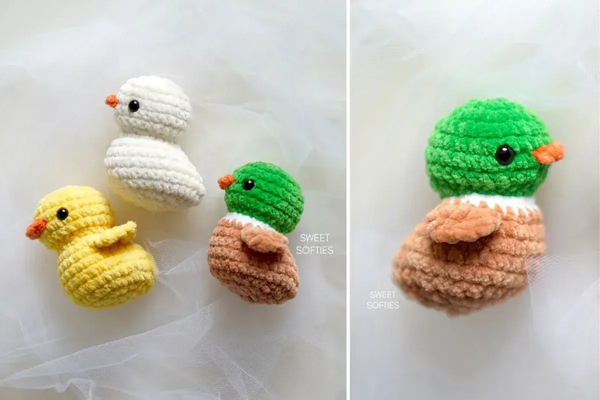 Tres adorables patos amigurumi, uno amarillo, uno blanco y uno verde con marrón, posan sobre una tela blanca.