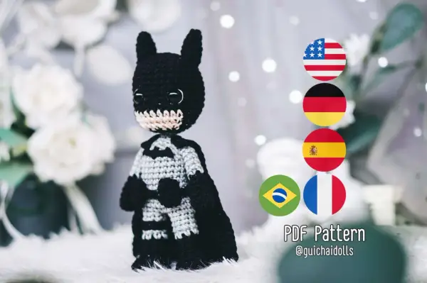 Adorable batman amigurumi con capa y antifaz. Patrón PDF disponible en varios idiomas.