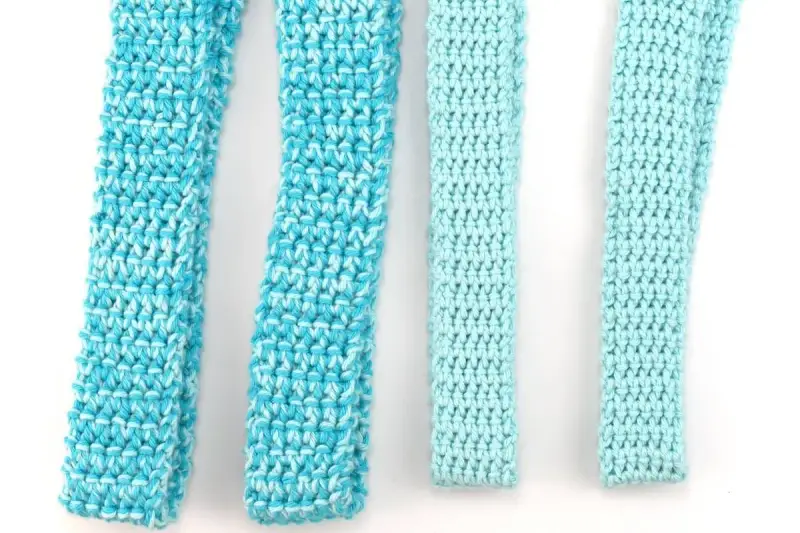Tiras de crochet en tonos azules y celestes, de diferentes anchos y texturas.